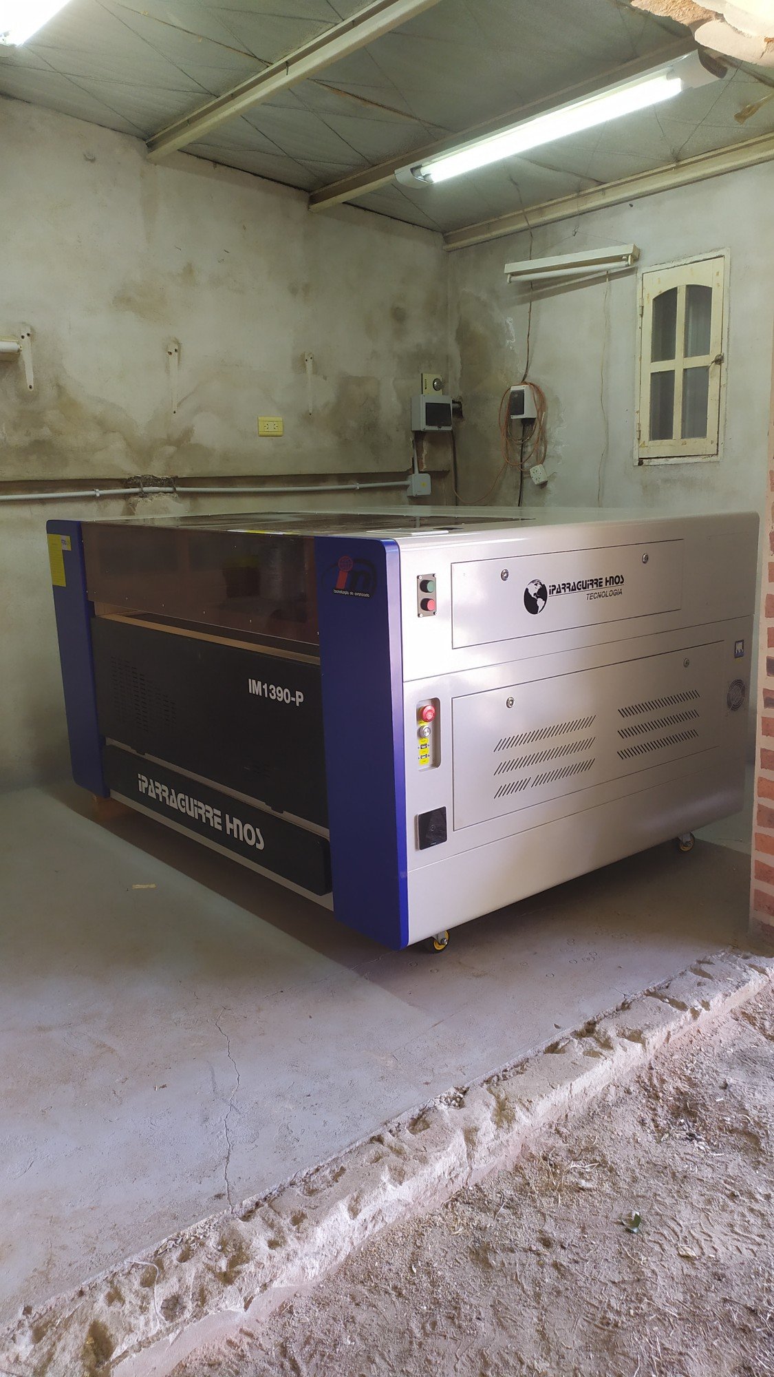 Máquina de corte láser IM1390-P en el taller de CC Design, Paraná