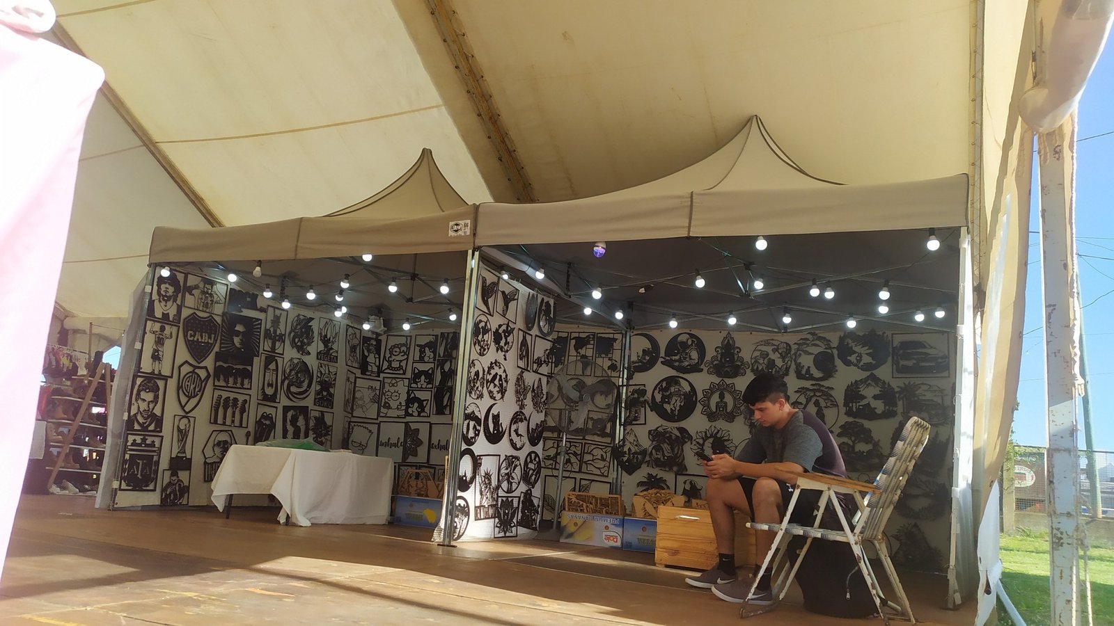 Stand de CC Design durante el día en feria — cuadros decorativos en MDF