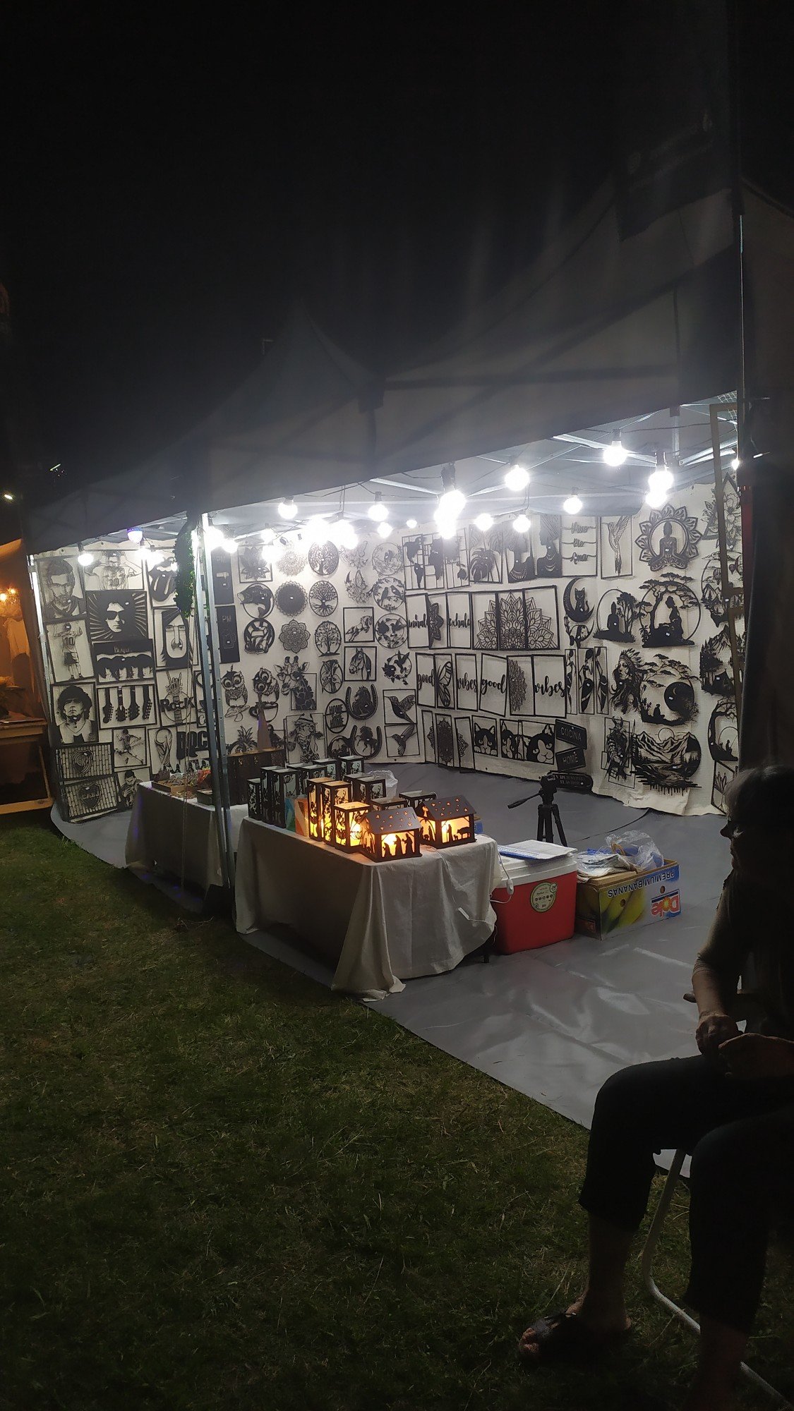 Stand de CC Design de noche con faroles artesanales en MDF encendidos